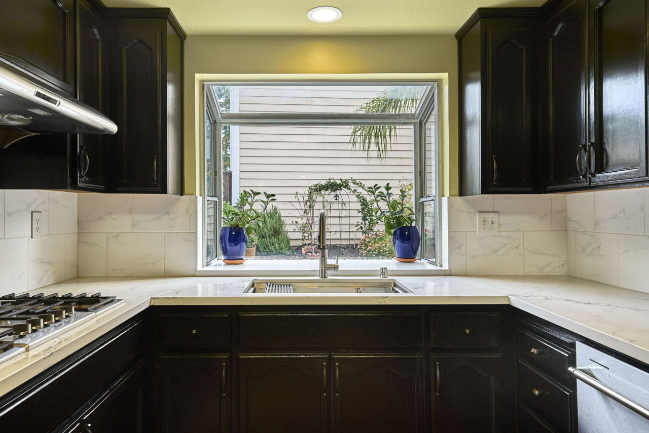 1180 Mountain Quail Circle - Kitchen with Bay Window