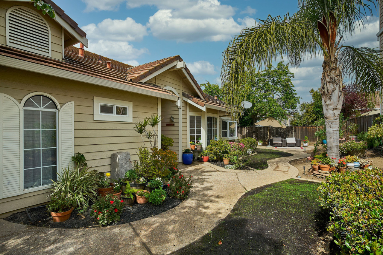 1180 Mountain Quail Circle - Full View of Path from Front to Backyard