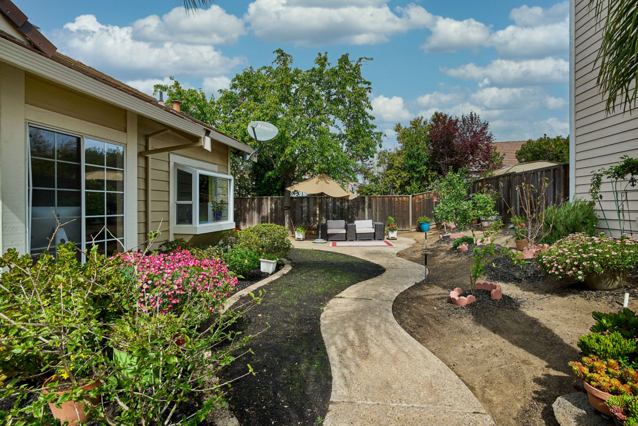 1180 Mountain Quail Circle - Front Path to Backyard