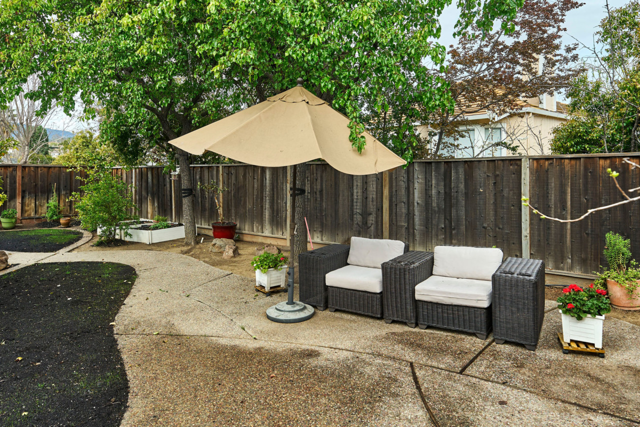 1180 Mountain Quail Circle - Backyard Sitting Area