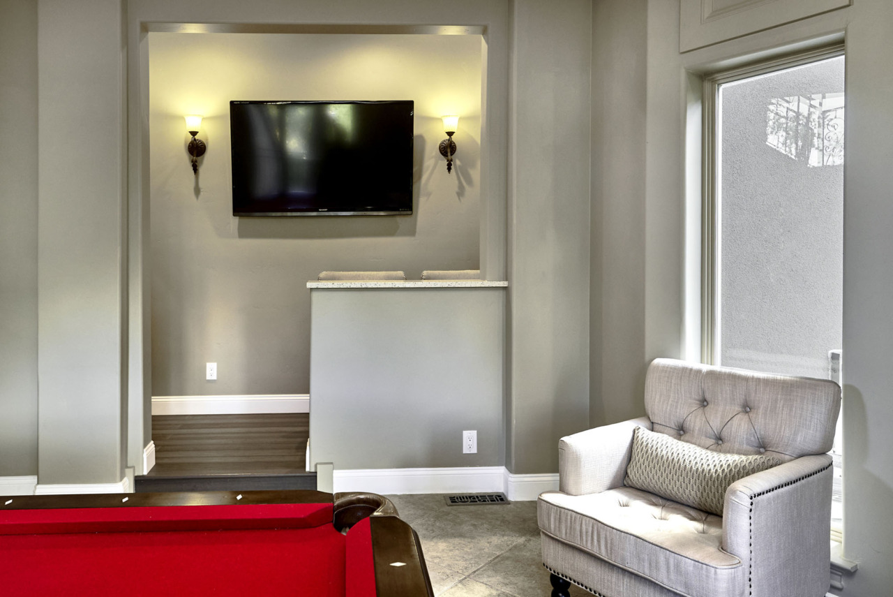 21290 Cinnabar Hills Road, TV on wall of pool table room