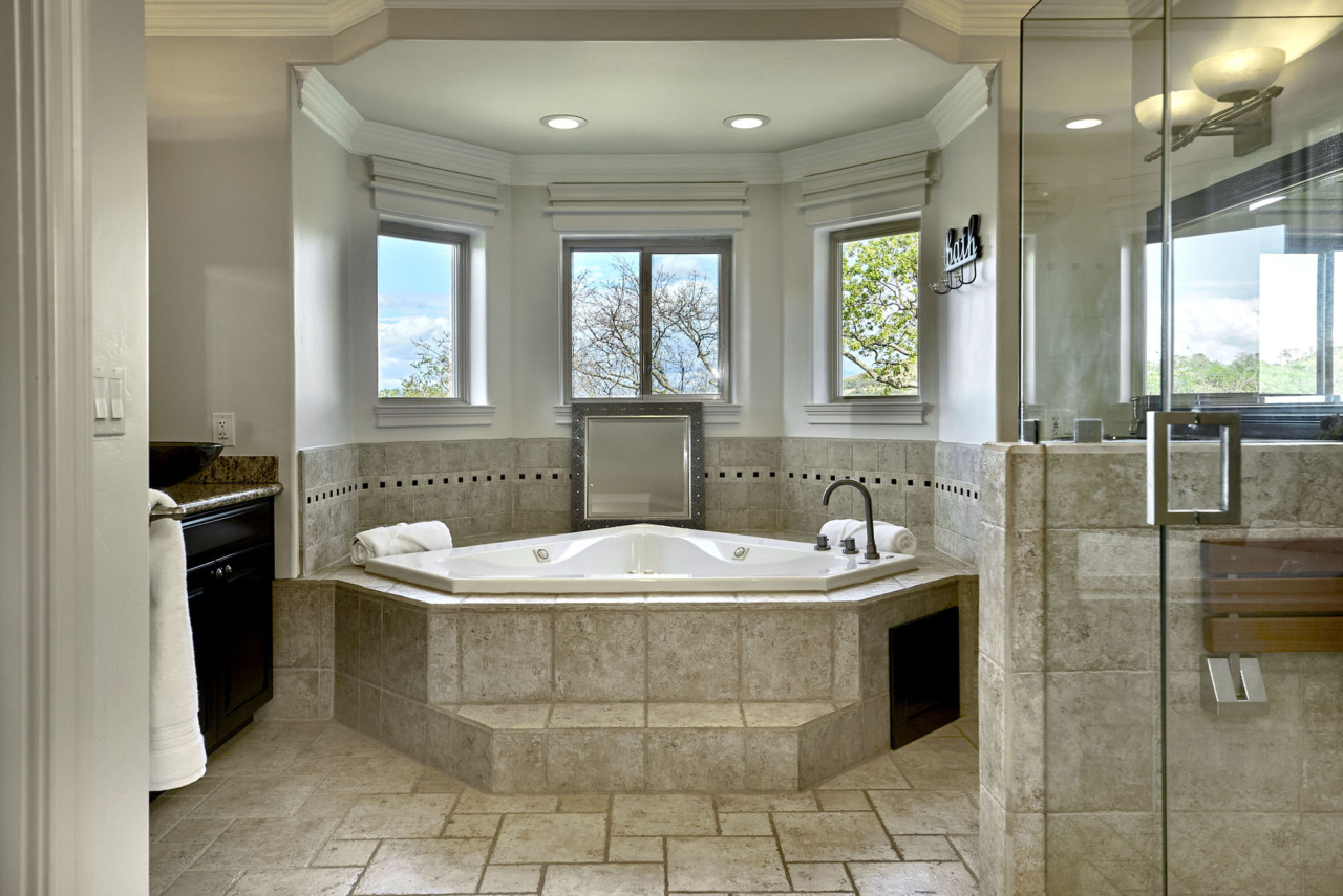 21290 Cinnabar Hills Road, master bath jacuzzi