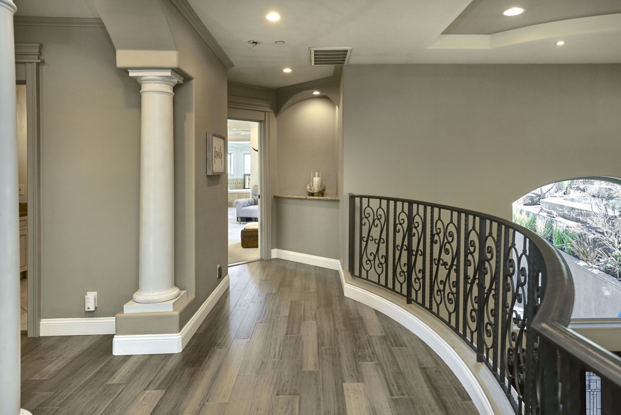 21290 Cinnabar Hills Road, upstairs walkway