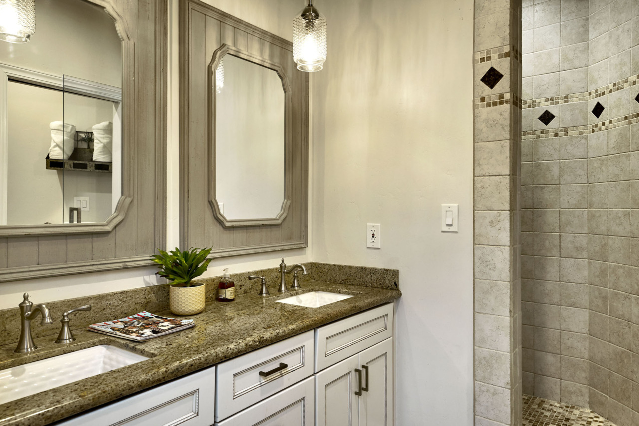 21290 Cinnabar Hills Road, another bathroom