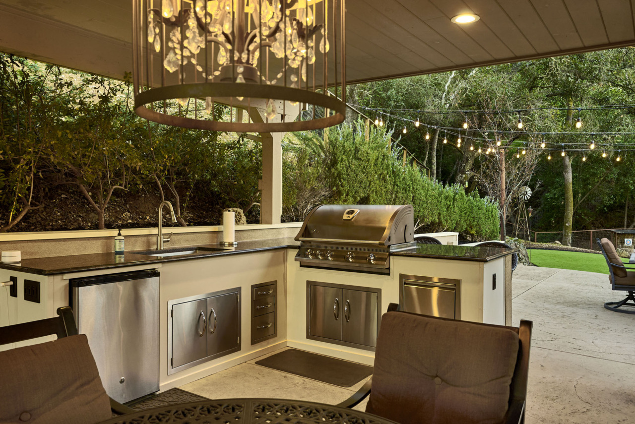 21290 Cinnabar Hills Road, back patio kitchen and barbecue
