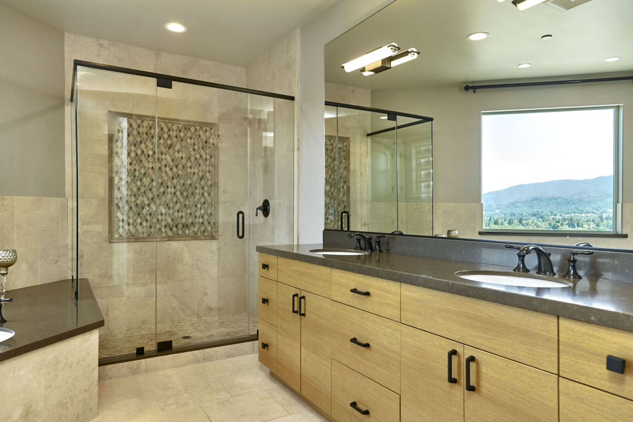 20601 Via Santa Teresa, en suite dual sink and shower