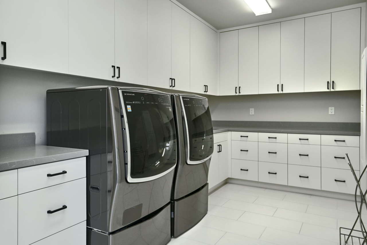 20601 Via Santa Teresa, laundry room with built-in cabinets